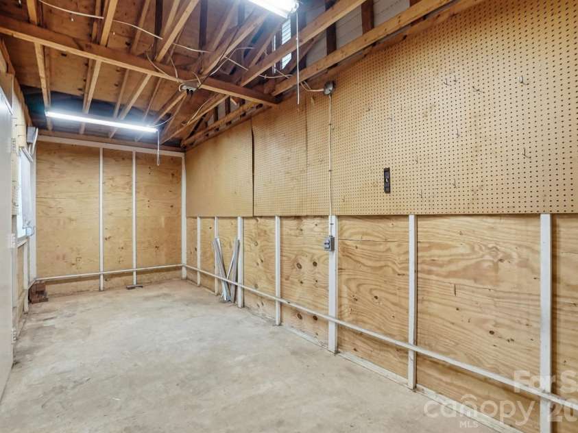 6704 Alanbrook Road, Charlotte, NC 28215.  MLS# CAR4377536, YatesRealty ID 20434. 