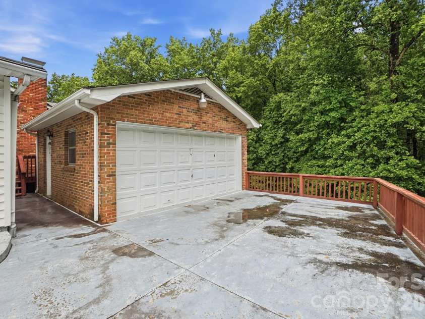 6704 Alanbrook Road, Charlotte, NC 28215.  MLS# CAR4377536, YatesRealty ID 20434. 