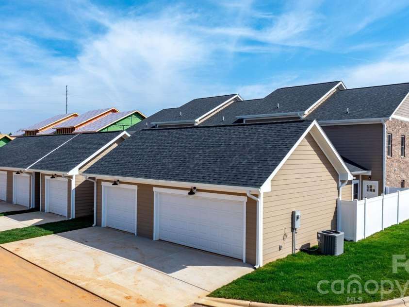 2119 24th Street Lane, Hickory, NC 28602.  MLS# CAR4355361, YatesRealty ID 20436. 
