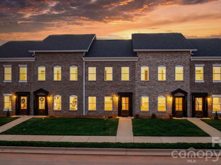 2119 24th Street Lane, Hickory, NC 28602.  MLS# CAR4355361, YatesRealty ID 20436. 
