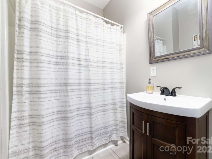 7012 Somerset Springs Drive, Charlotte, NC 28262.  MLS# CAR4267634, YatesRealty ID 20436. Primary Full Bath