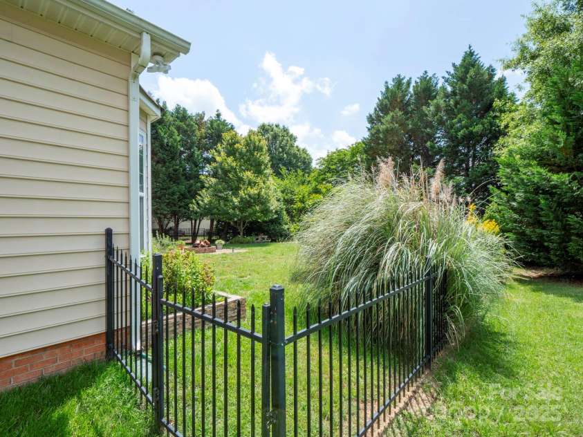 8605 Soaring Eagle Lane, Waxhaw, NC 28173.  MLS# CAR4260619, YatesRealty ID 20439. 