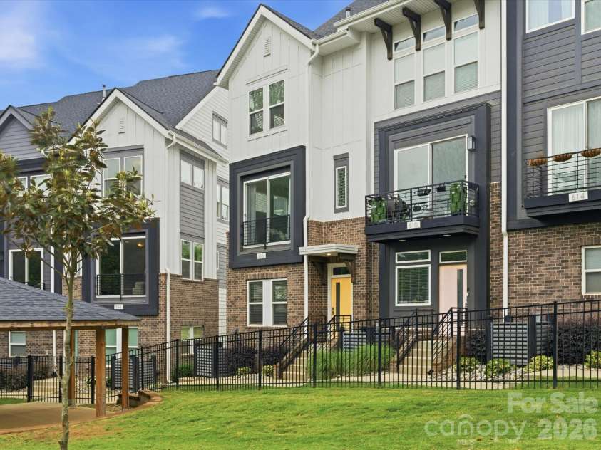 606 West End Drive, Charlotte, NC 28208.  MLS# CAR4369198, YatesRealty ID 20441. End unit in the heart of Seversville!