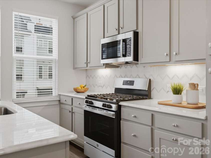 606 West End Drive, Charlotte, NC 28208.  MLS# CAR4369198, YatesRealty ID 20441. Gas range