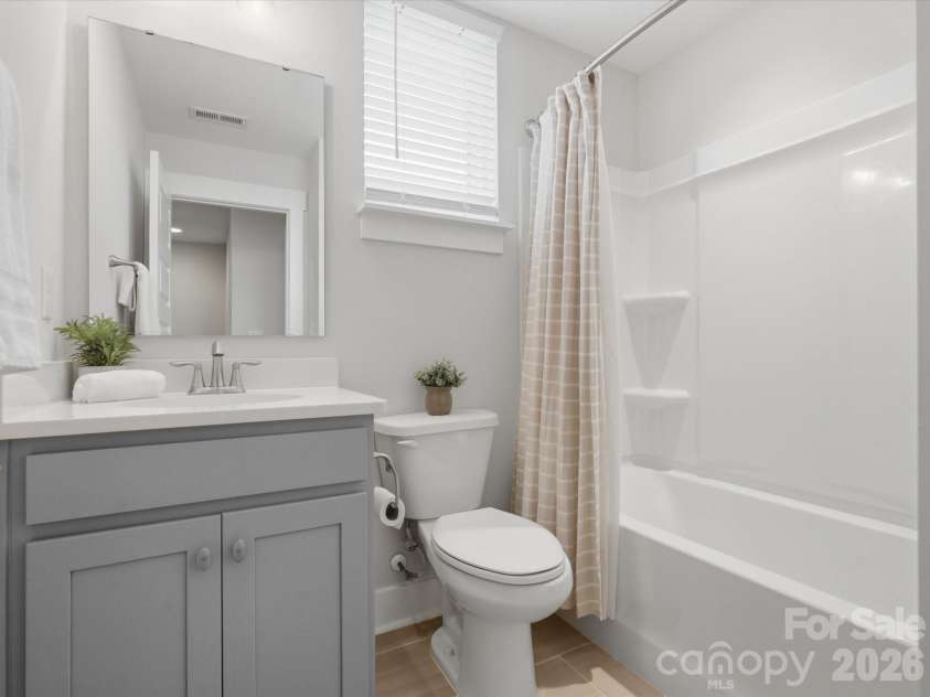 606 West End Drive, Charlotte, NC 28208.  MLS# CAR4369198, YatesRealty ID 20441. Guest full bathroom in hallway