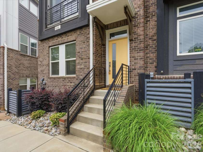 606 West End Drive, Charlotte, NC 28208.  MLS# CAR4369198, YatesRealty ID 20441. Just steps away from center city + all that uptown has to offer