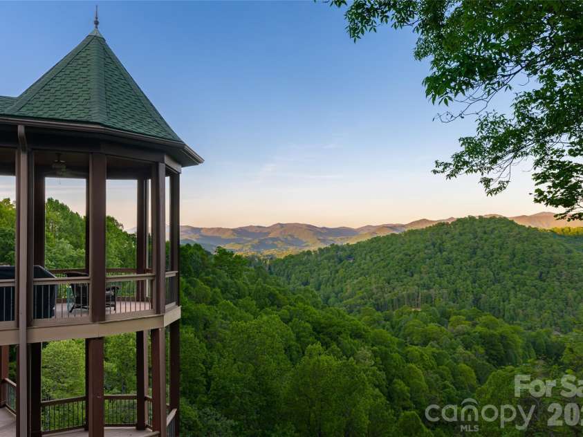 326 Summit Drive, Whittier, NC 28789.  MLS# CAR4374741, YatesRealty ID 20443. 