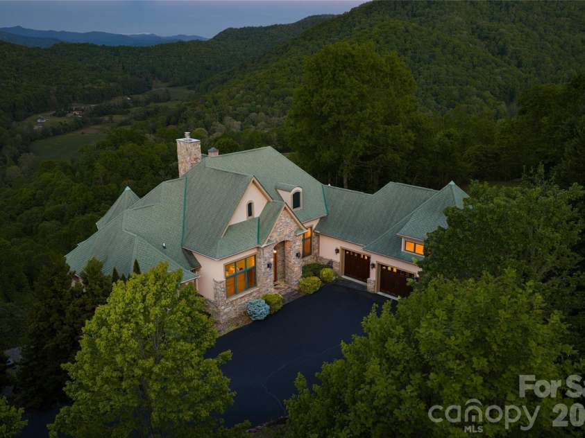 326 Summit Drive, Whittier, NC 28789.  MLS# CAR4374741, YatesRealty ID 20443. 