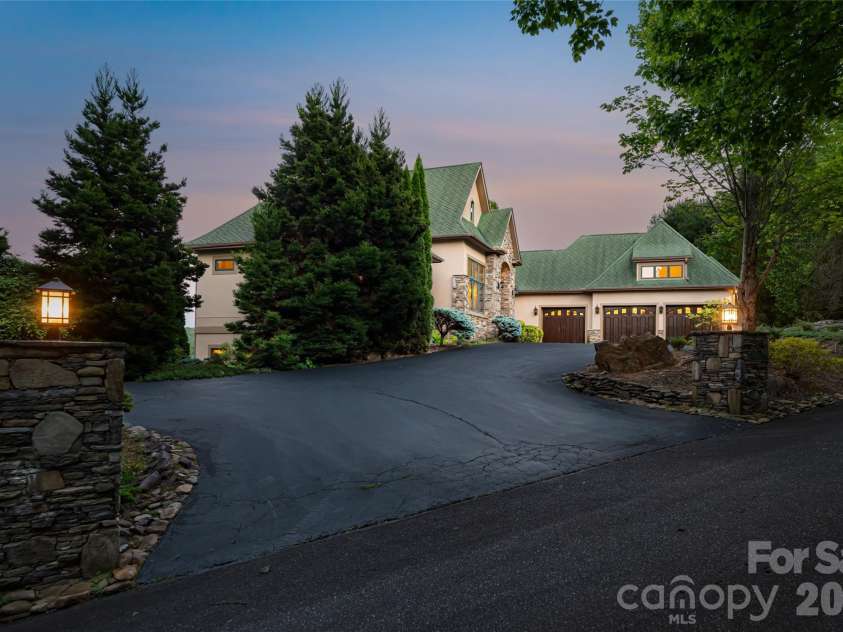 326 Summit Drive, Whittier, NC 28789.  MLS# CAR4374741, YatesRealty ID 20443. 