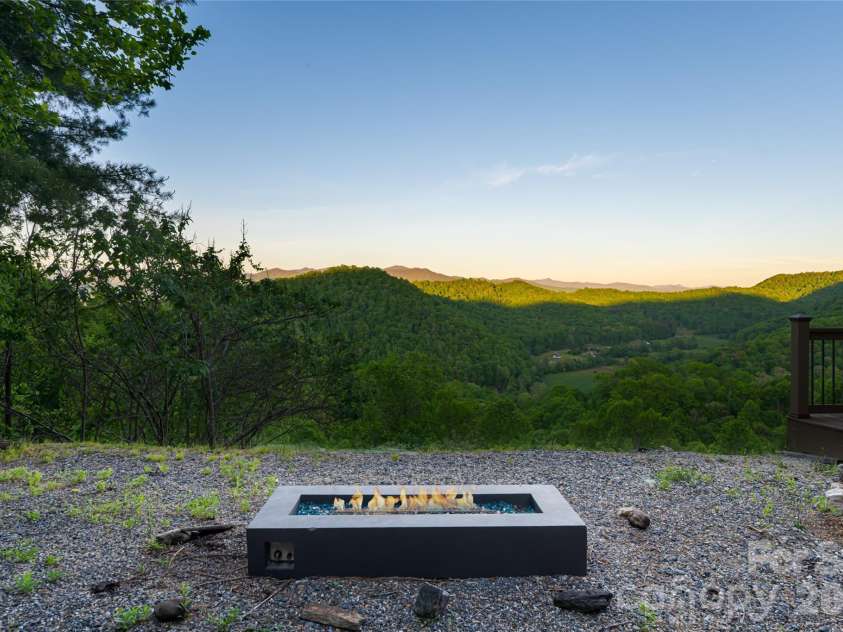 326 Summit Drive, Whittier, NC 28789.  MLS# CAR4374741, YatesRealty ID 20443. 