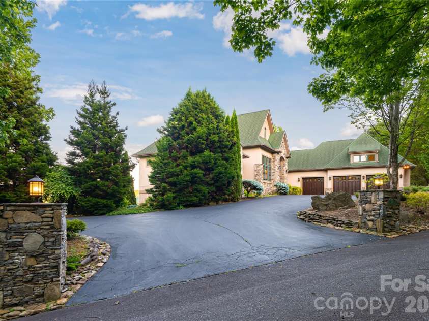 326 Summit Drive, Whittier, NC 28789.  MLS# CAR4374741, YatesRealty ID 20443. 