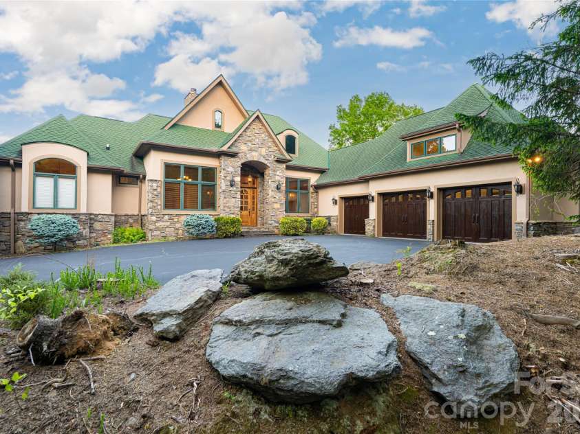 326 Summit Drive, Whittier, NC 28789.  MLS# CAR4374741, YatesRealty ID 20443. 