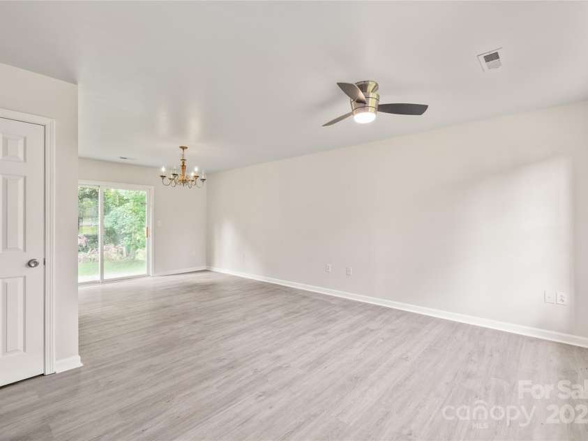 425 Austin Drive, Charlotte, NC 28213.  MLS# CAR4271125, YatesRealty ID 20445. 