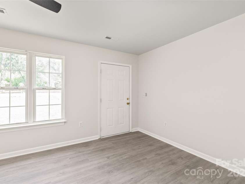 425 Austin Drive, Charlotte, NC 28213.  MLS# CAR4271125, YatesRealty ID 20445. 