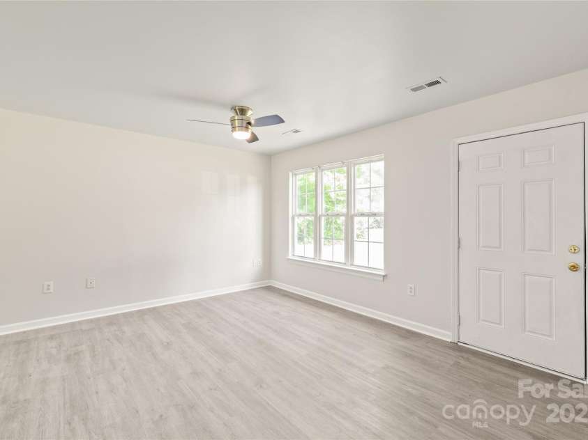 425 Austin Drive, Charlotte, NC 28213.  MLS# CAR4271125, YatesRealty ID 20445. 