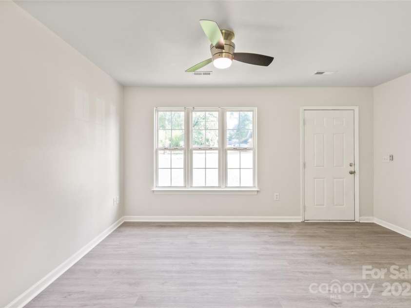 425 Austin Drive, Charlotte, NC 28213.  MLS# CAR4271125, YatesRealty ID 20445. 