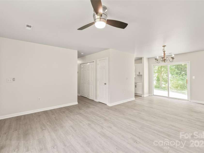 425 Austin Drive, Charlotte, NC 28213.  MLS# CAR4271125, YatesRealty ID 20445. 