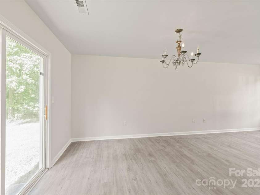 425 Austin Drive, Charlotte, NC 28213.  MLS# CAR4271125, YatesRealty ID 20445. 