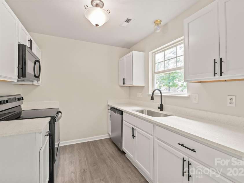 425 Austin Drive, Charlotte, NC 28213.  MLS# CAR4271125, YatesRealty ID 20445. 