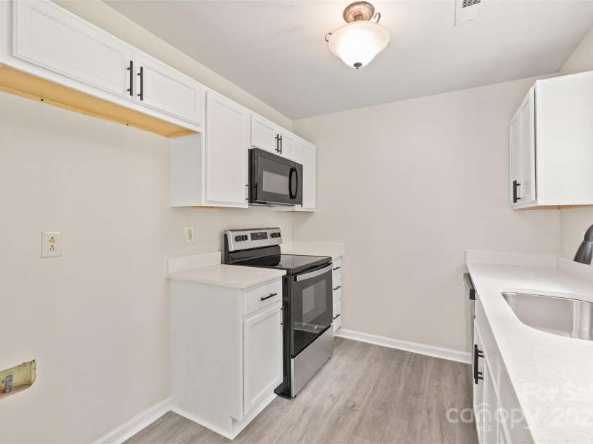 425 Austin Drive, Charlotte, NC 28213.  MLS# CAR4271125, YatesRealty ID 20445. 