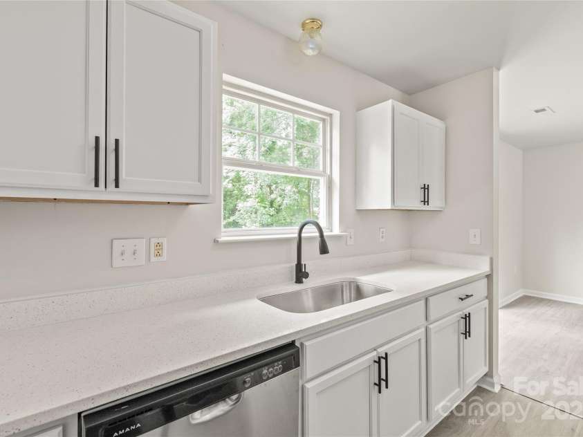 425 Austin Drive, Charlotte, NC 28213.  MLS# CAR4271125, YatesRealty ID 20445. 