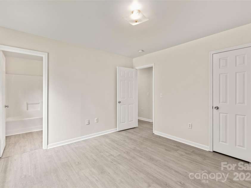 425 Austin Drive, Charlotte, NC 28213.  MLS# CAR4271125, YatesRealty ID 20445. 