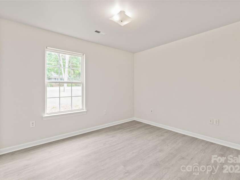 425 Austin Drive, Charlotte, NC 28213.  MLS# CAR4271125, YatesRealty ID 20445. 