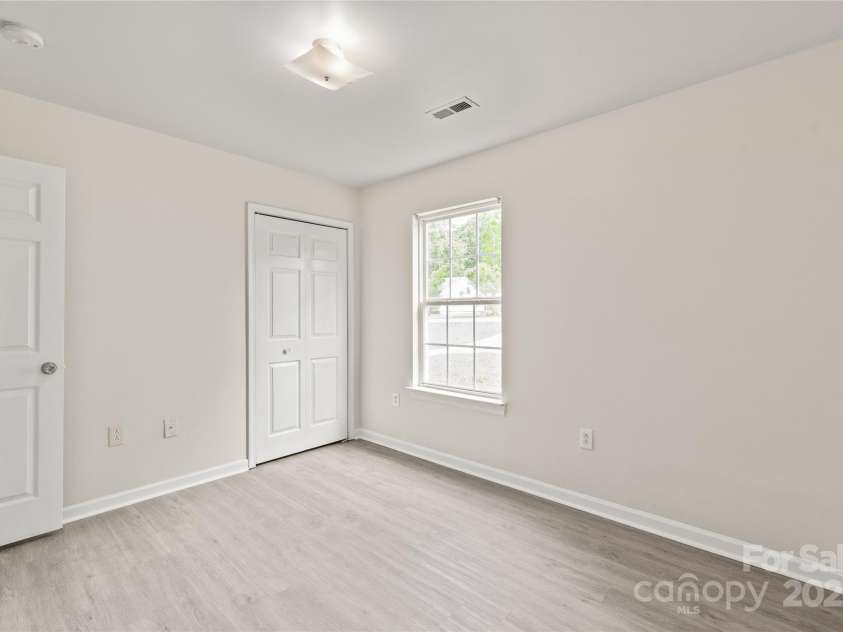 425 Austin Drive, Charlotte, NC 28213.  MLS# CAR4271125, YatesRealty ID 20445. 