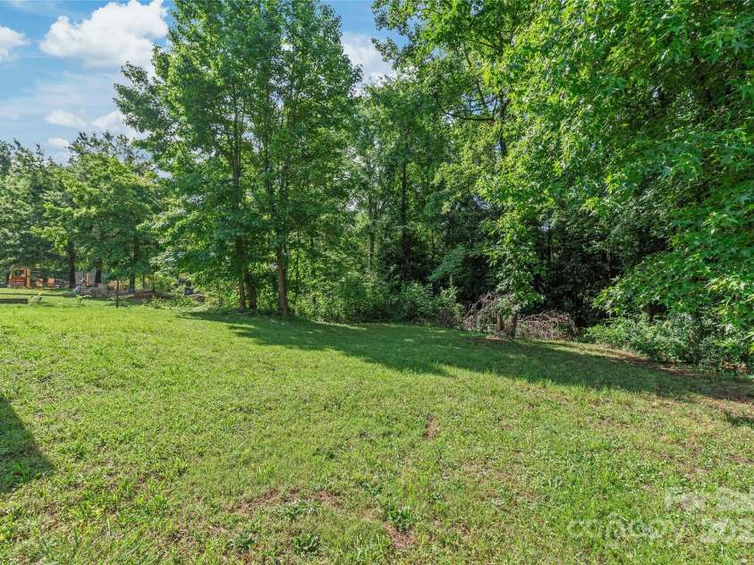 425 Austin Drive, Charlotte, NC 28213.  MLS# CAR4271125, YatesRealty ID 20445. 