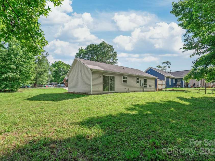 425 Austin Drive, Charlotte, NC 28213.  MLS# CAR4271125, YatesRealty ID 20445. 