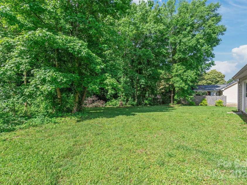 425 Austin Drive, Charlotte, NC 28213.  MLS# CAR4271125, YatesRealty ID 20445. 