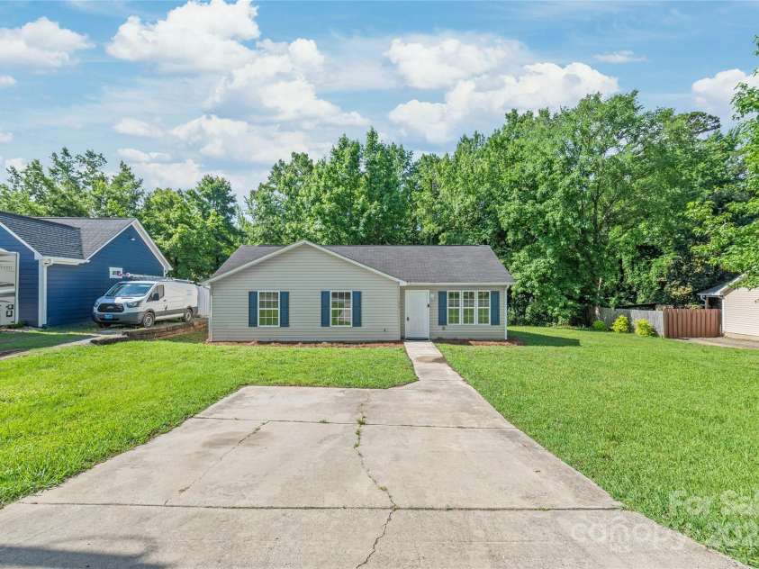 425 Austin Drive, Charlotte, NC 28213.  MLS# CAR4271125, YatesRealty ID 20445. 