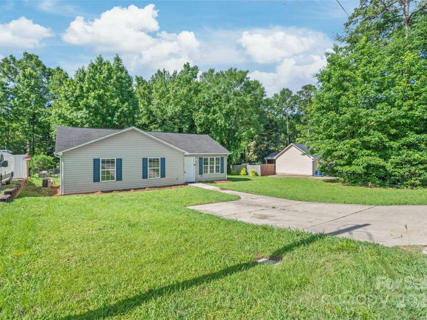 425 Austin Drive, Charlotte, NC 28213.  MLS# CAR4271125, YatesRealty ID 20445. 