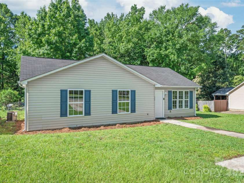 425 Austin Drive, Charlotte, NC 28213.  MLS# CAR4271125, YatesRealty ID 20445. 