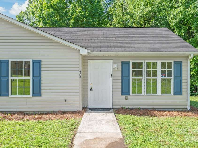 425 Austin Drive, Charlotte, NC 28213.  MLS# CAR4271125, YatesRealty ID 20445. 