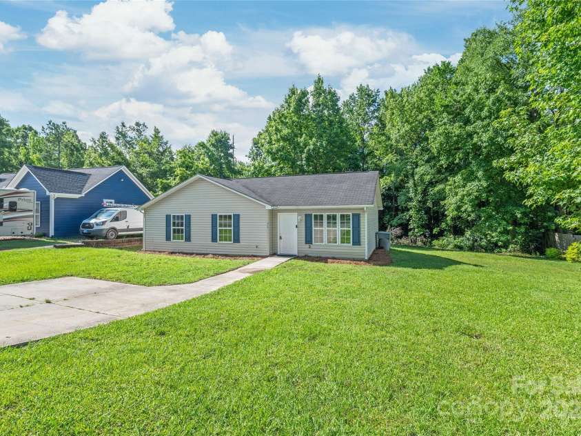 425 Austin Drive, Charlotte, NC 28213.  MLS# CAR4271125, YatesRealty ID 20445. 