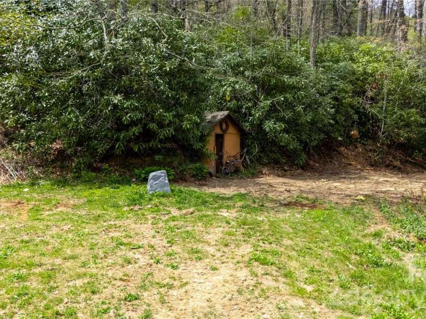 8855 Bugger Hollow Road, Newland, NC 28657.  MLS# CAR4375390, YatesRealty ID 20445. 