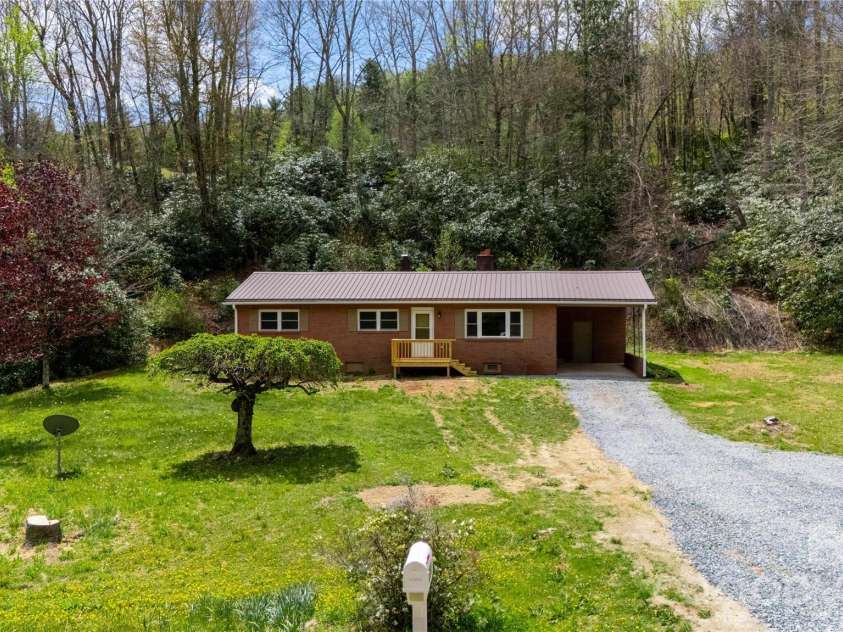 8855 Bugger Hollow Road, Newland, NC 28657.  MLS# CAR4375390, YatesRealty ID 20445. 