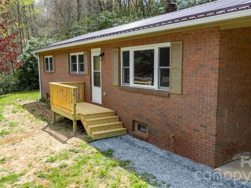 8855 Bugger Hollow Road, Newland, NC 28657.  MLS# CAR4375390, YatesRealty ID 20445. 