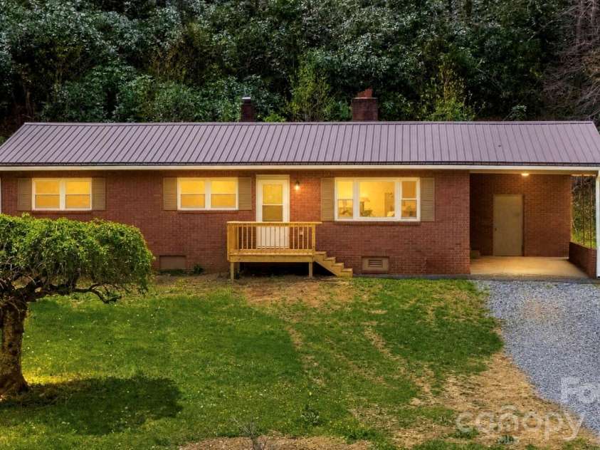 8855 Bugger Hollow Road, Newland, NC 28657.  MLS# CAR4375390, YatesRealty ID 20445. 