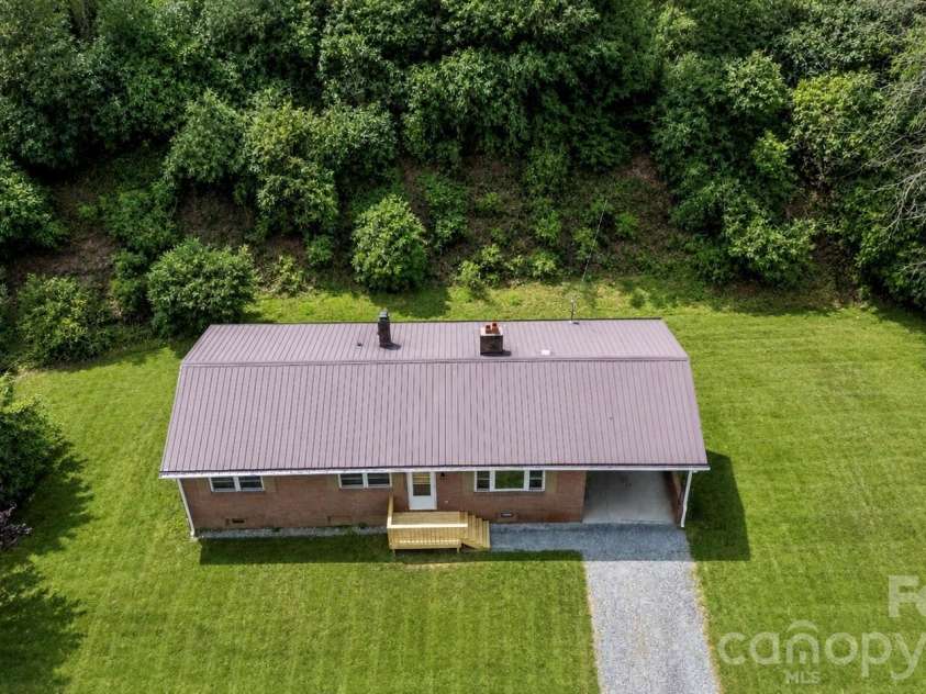 8855 Bugger Hollow Road, Newland, NC 28657.  MLS# CAR4375390, YatesRealty ID 20445. 
