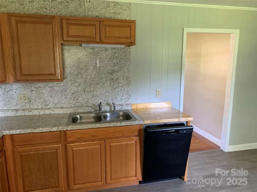 3484 Hwy 127 Highway, Hickory, NC 28602.  MLS# CAR4272429, YatesRealty ID 20447. 