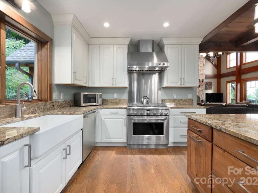 499 Warbler Lane, Black Mountain, NC 28711.  MLS# CAR4230547, YatesRealty ID 2045. 6 Burner Propane Stove