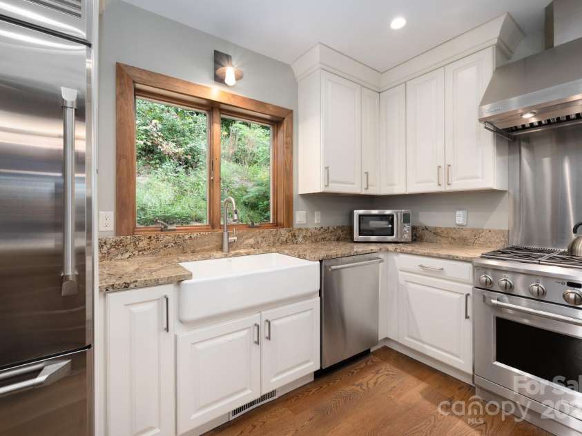 499 Warbler Lane, Black Mountain, NC 28711.  MLS# CAR4230547, YatesRealty ID 2045. Stainless Steel Appliances and Apron Farmhouse Sink