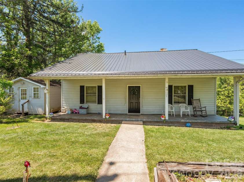1121 Canton Road, Canton, NC 28716.  MLS# CAR4378271, YatesRealty ID 20450. 