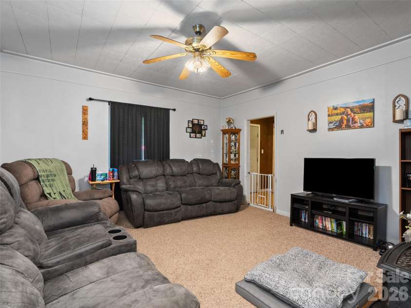 1121 Canton Road, Canton, NC 28716.  MLS# CAR4378271, YatesRealty ID 20450. 