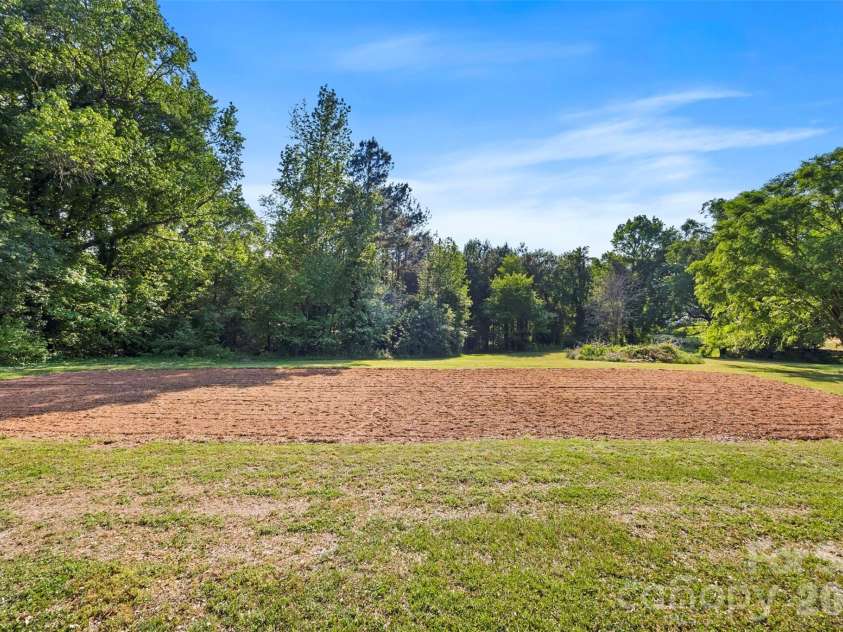 1206 South Point Road, Belmont, NC 28012.  MLS# CAR4373430, YatesRealty ID 20452. EXPANSIVE REAR YARD!