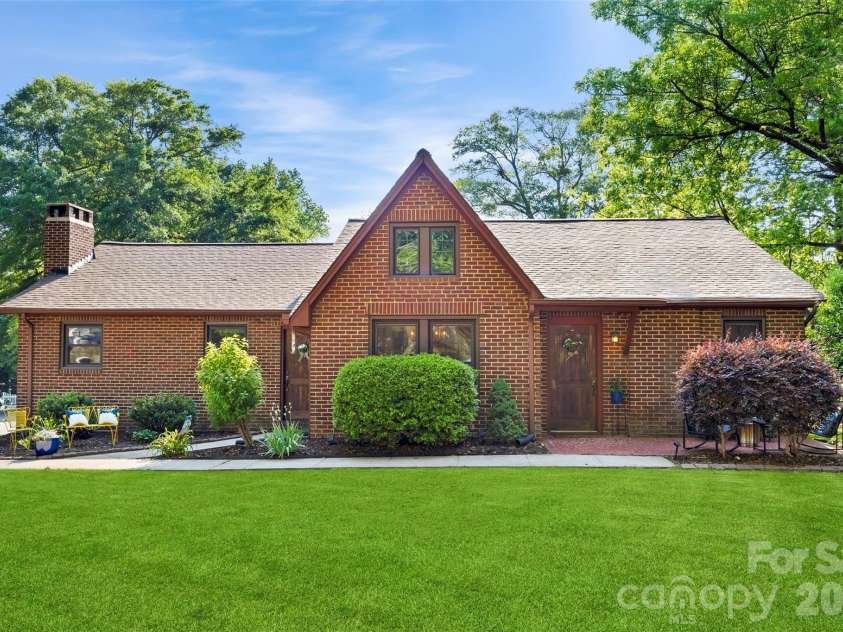 1206 South Point Road, Belmont, NC 28012.  MLS# CAR4373430, YatesRealty ID 20452. Grass in the front yard has been digitally altered.