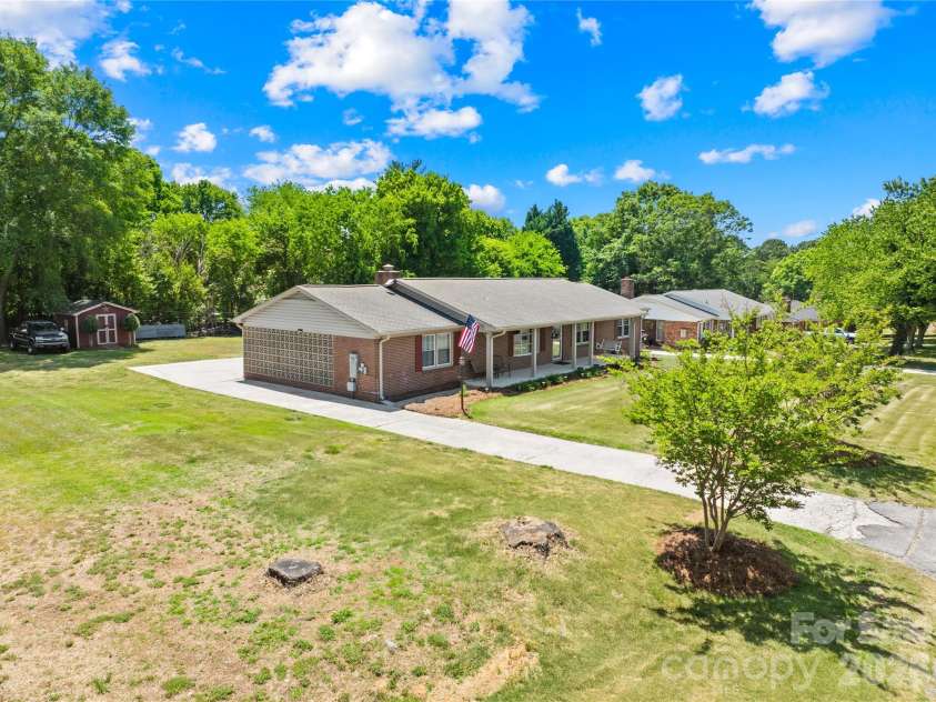 607 Wren Road, Gastonia, NC 28056.  MLS# CAR4374464, YatesRealty ID 20453. 