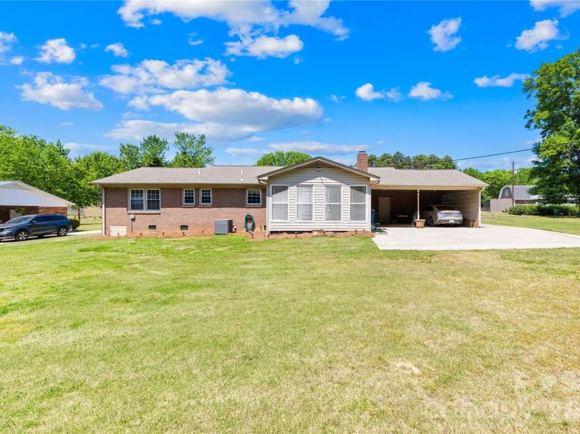 607 Wren Road, Gastonia, NC 28056.  MLS# CAR4374464, YatesRealty ID 20453. 